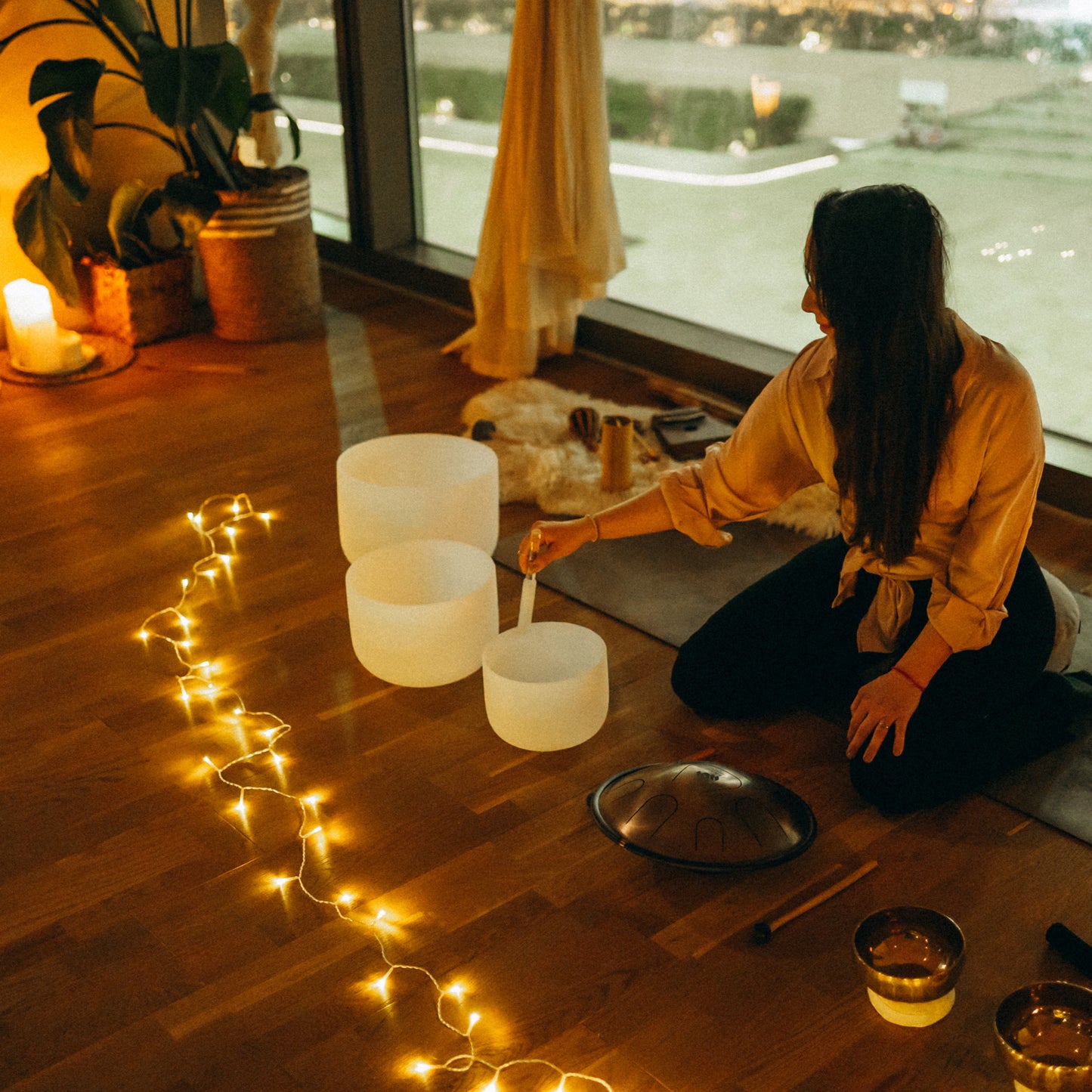 Csoportos hangfürdő Budapesten, tibeti és kristály hangtálakkal.