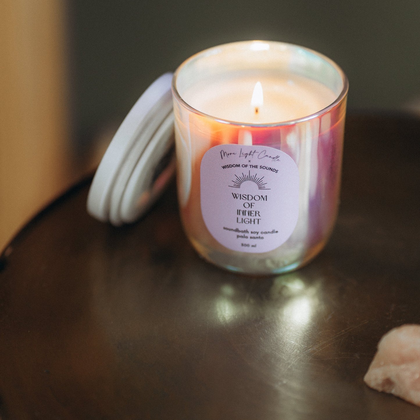 Hangfürdő meditációs szójaviasz gyertya palo santo illattal, irizáló üvegben, QR-kóddal nyíló meditációval