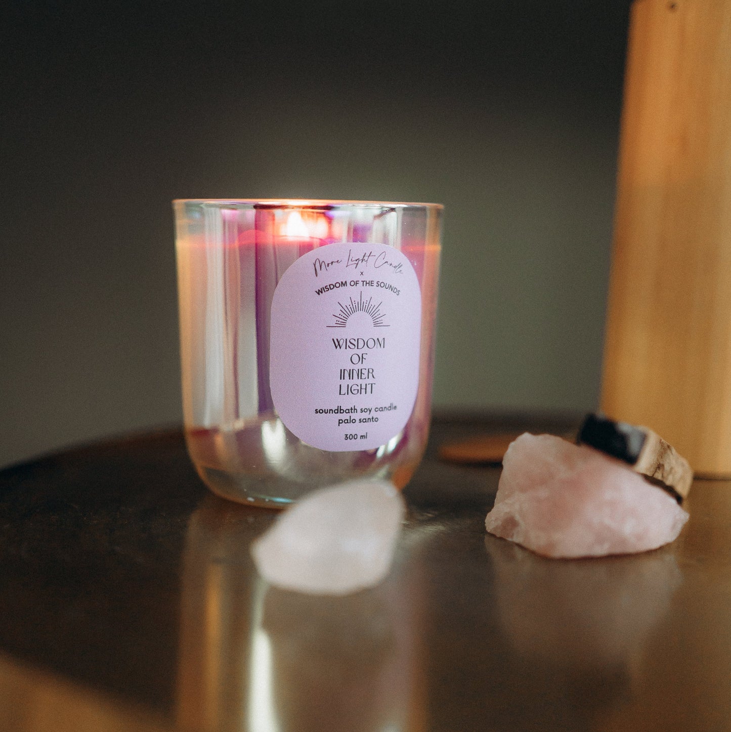 Hangfürdő meditációs szójaviasz gyertya palo santo illattal, irizáló üvegben, QR-kóddal nyíló meditációval