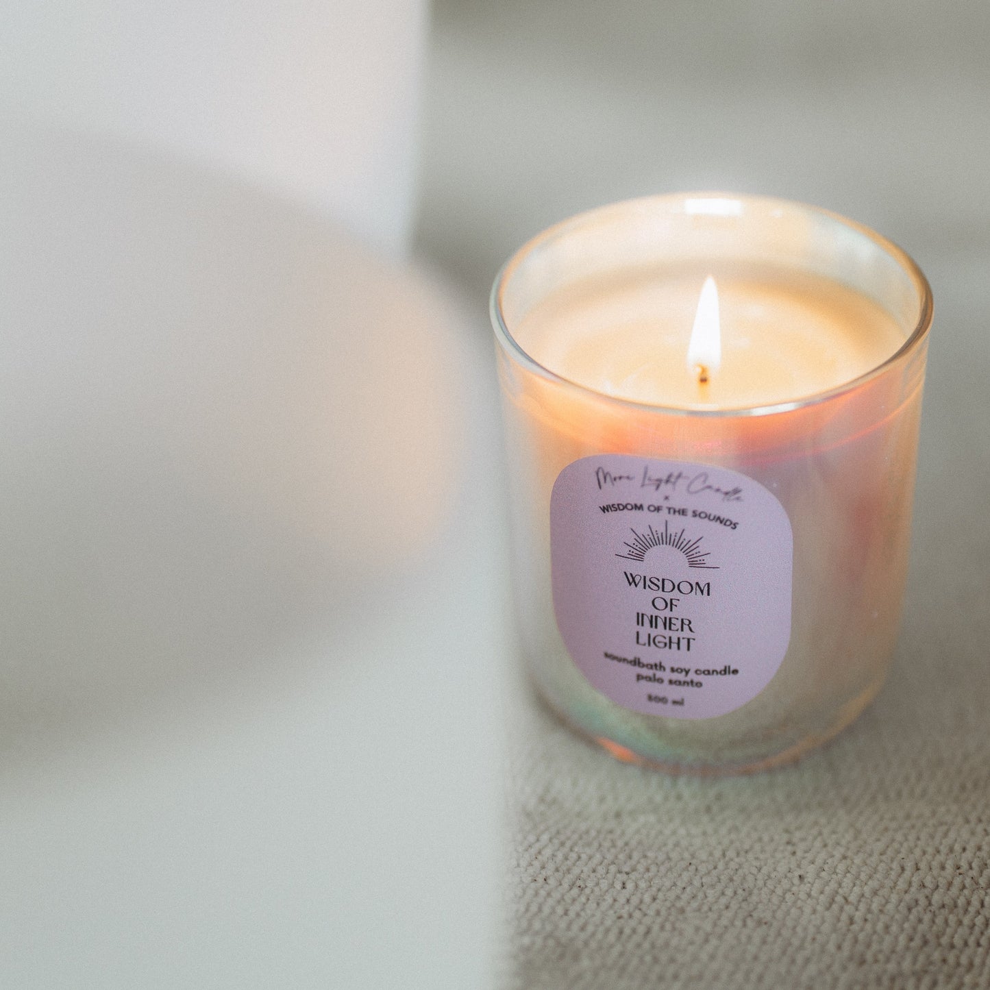 Hangfürdő meditációs szójaviasz gyertya palo santo illattal, irizáló üvegben, QR-kóddal nyíló meditációval